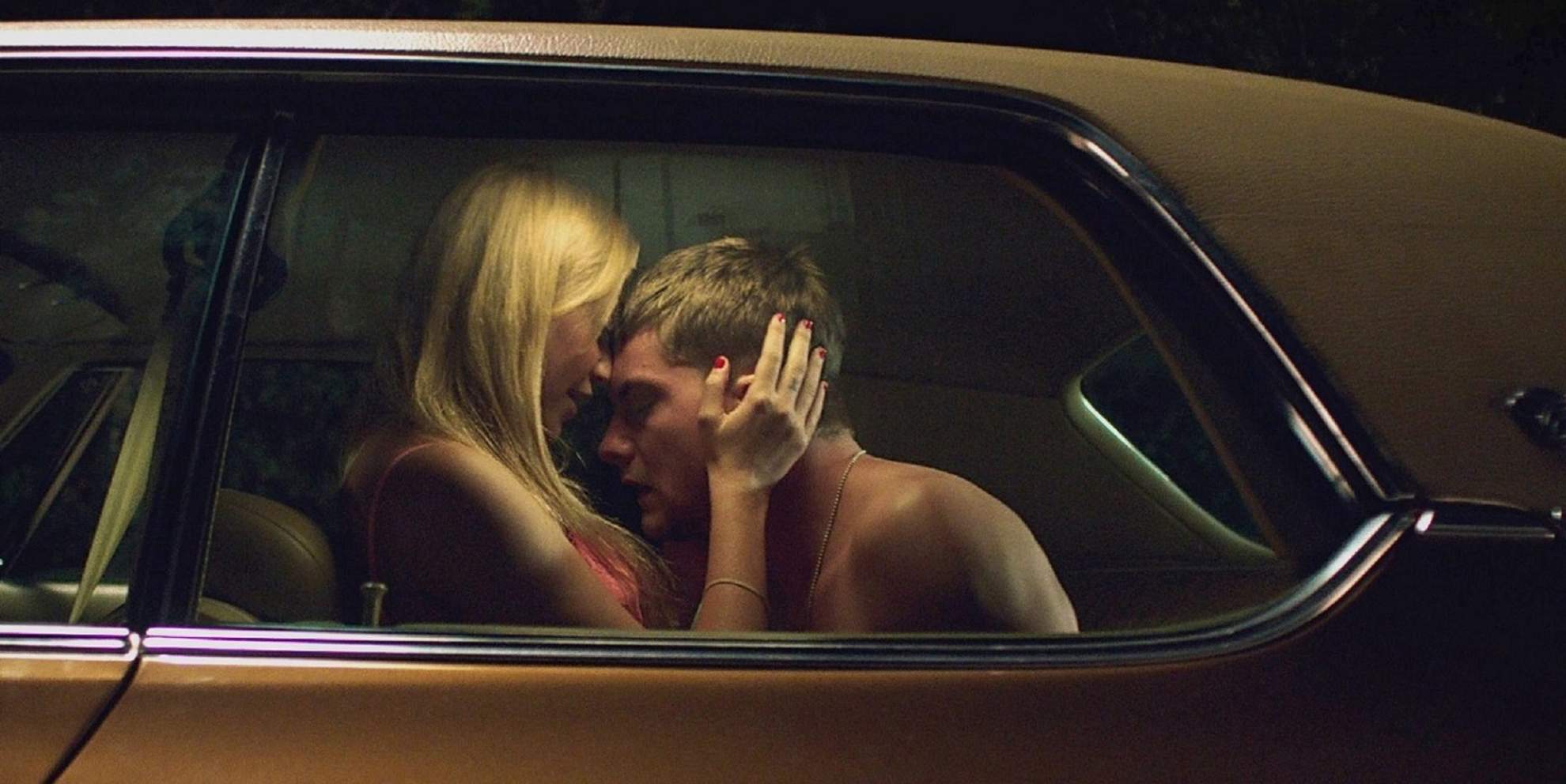 Влюбленные целуются в машине