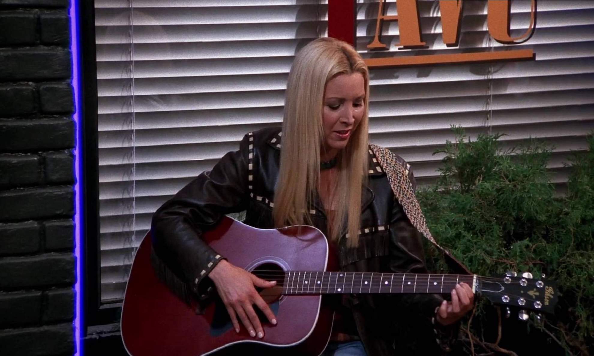Фиби играет на гитаре