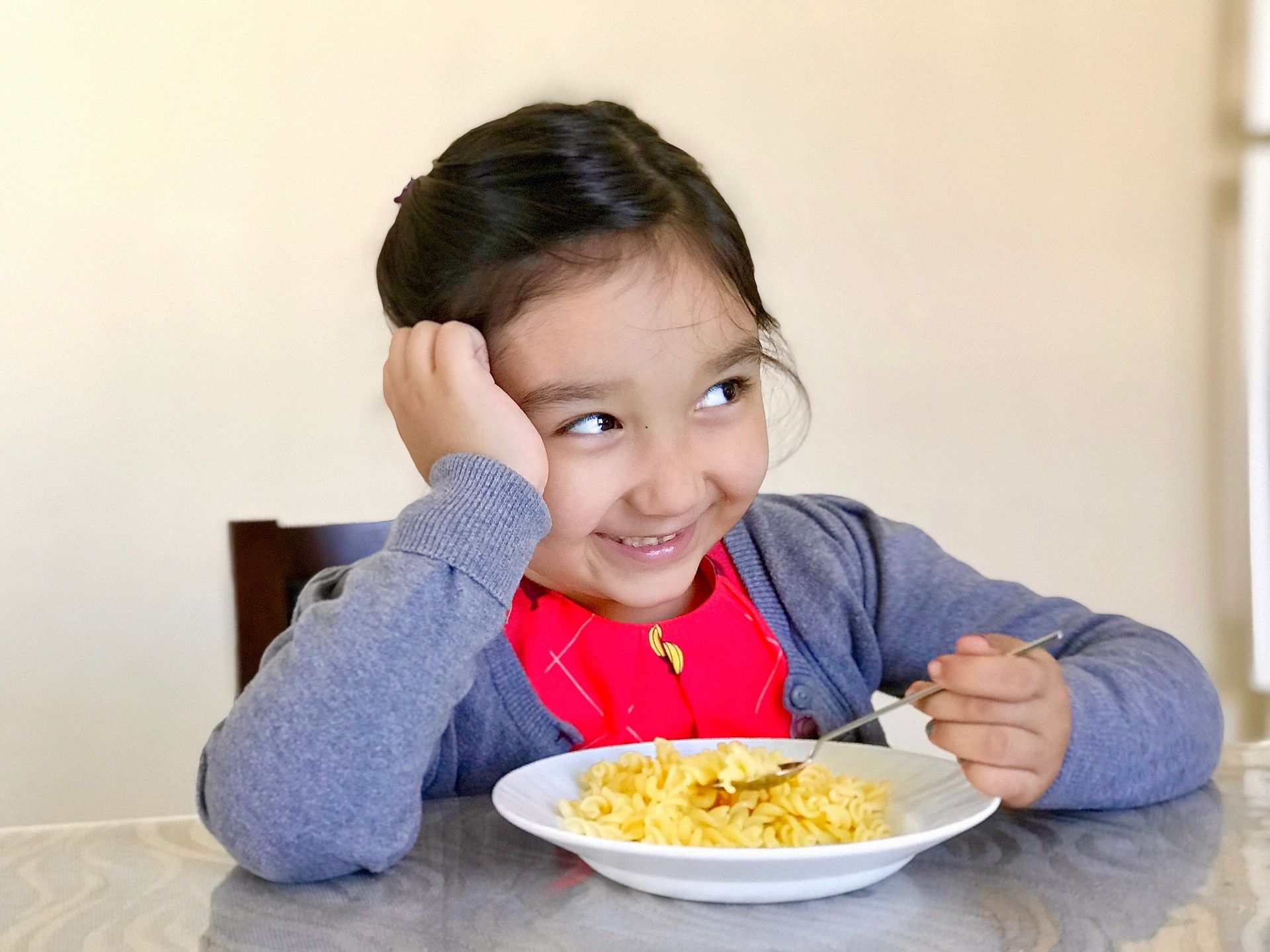 ребенок ест одни макароны