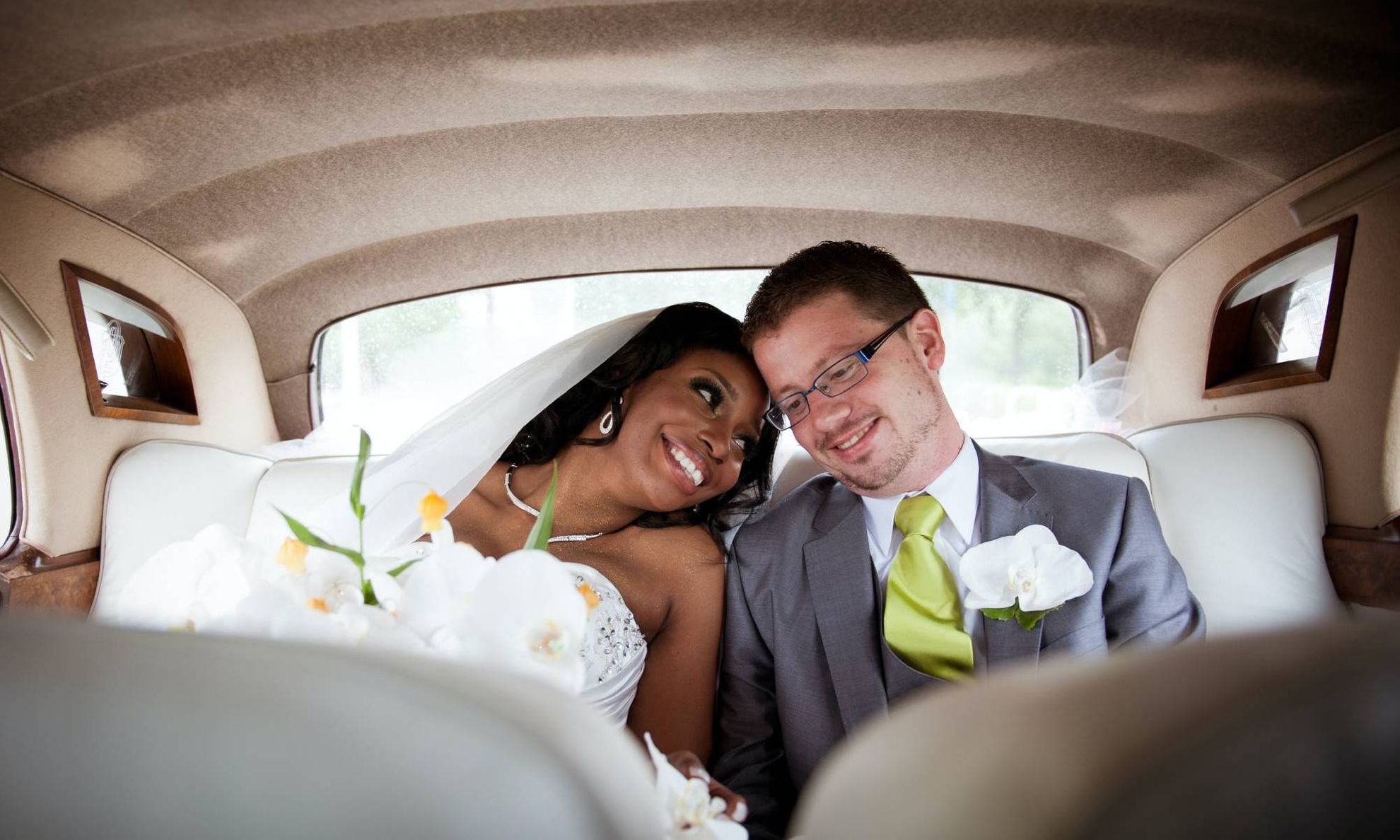 Жених и невеста едут в машине