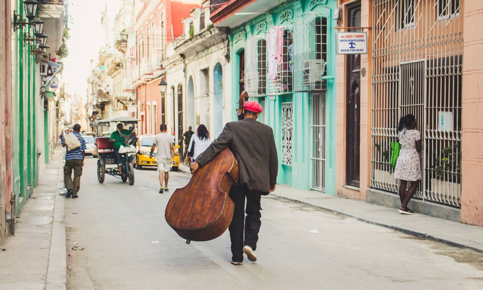 Музыкант идет по кубинским улицам