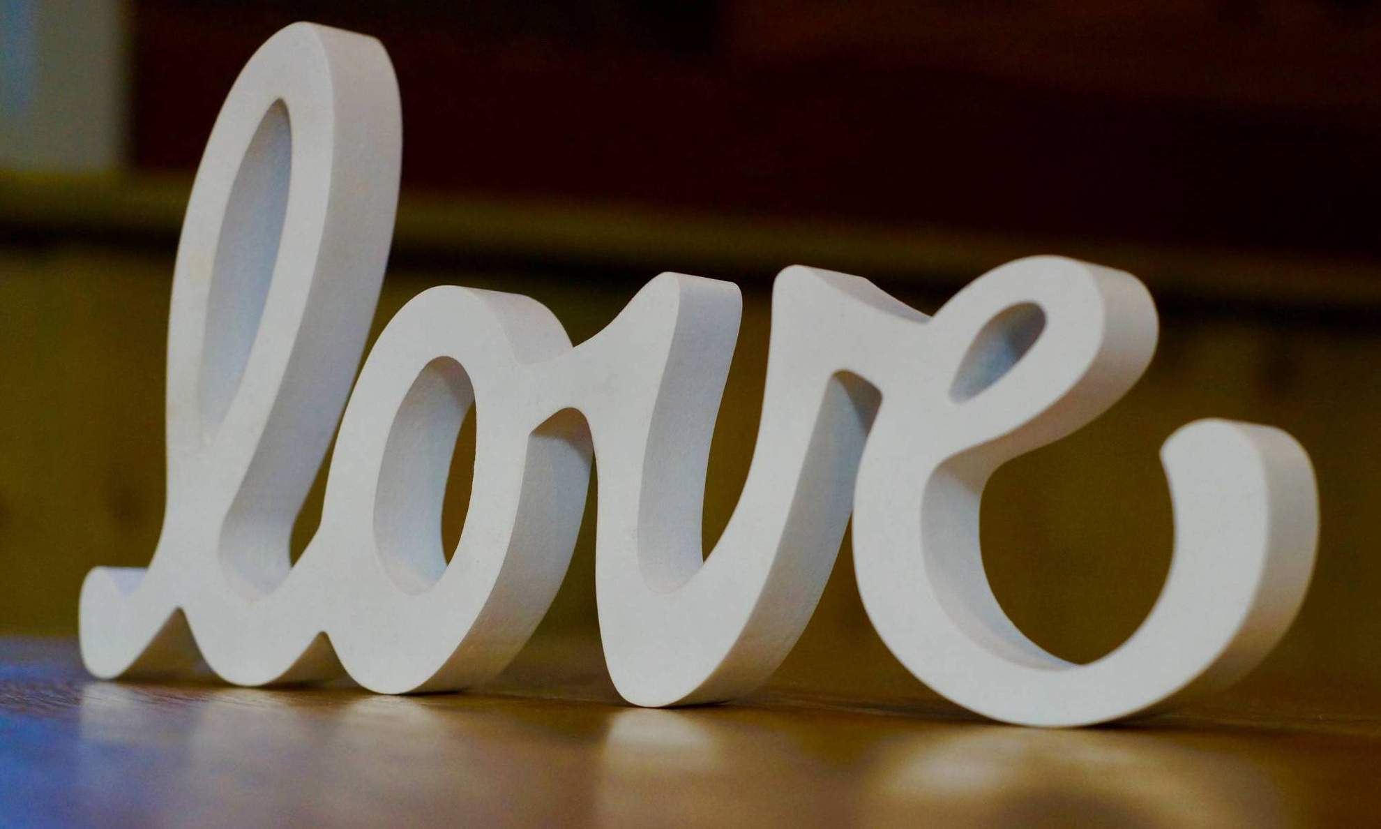Крупными буквами слово «Любовь» (Love)