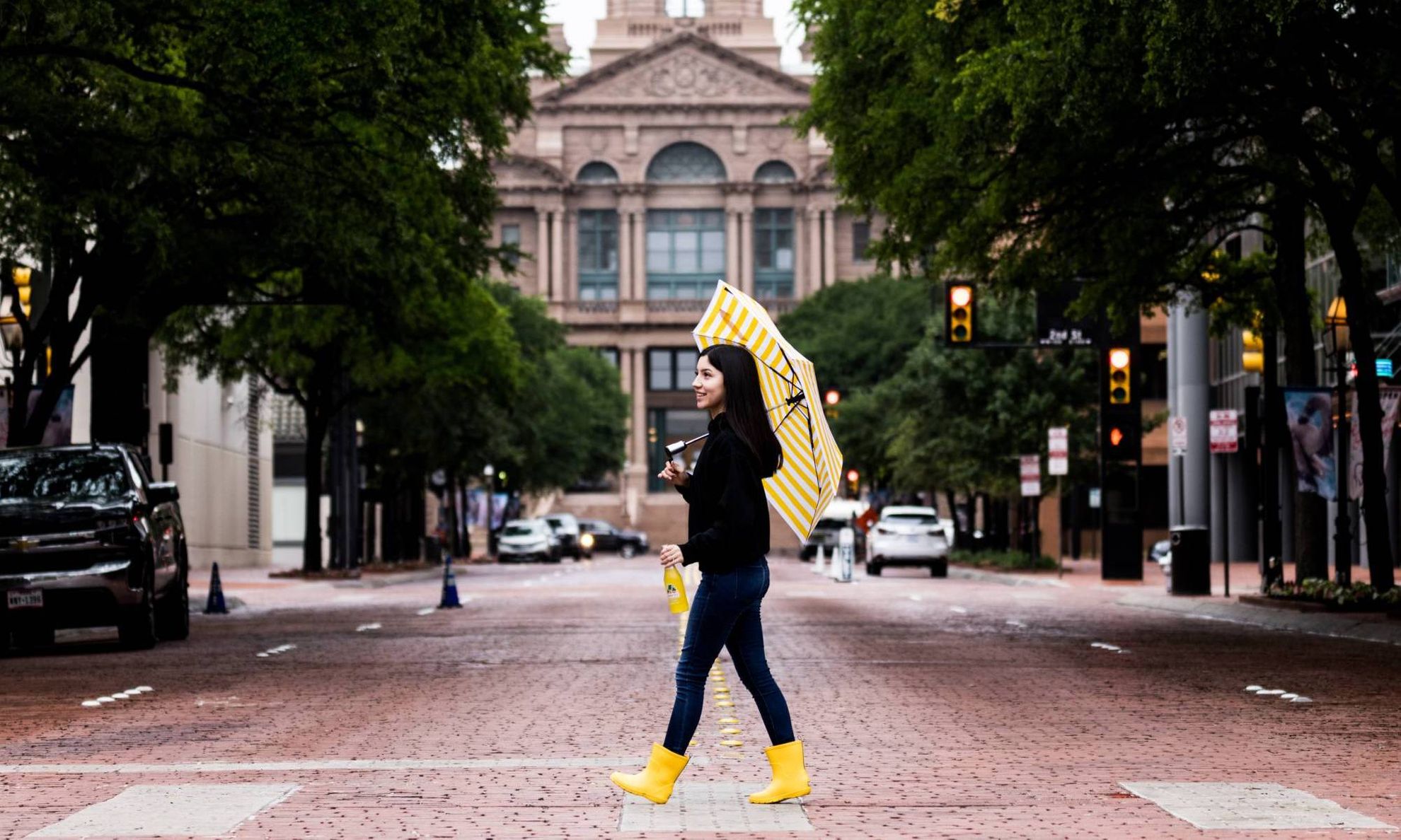 Девушка с ярко-желтым зонтиком на прогулке