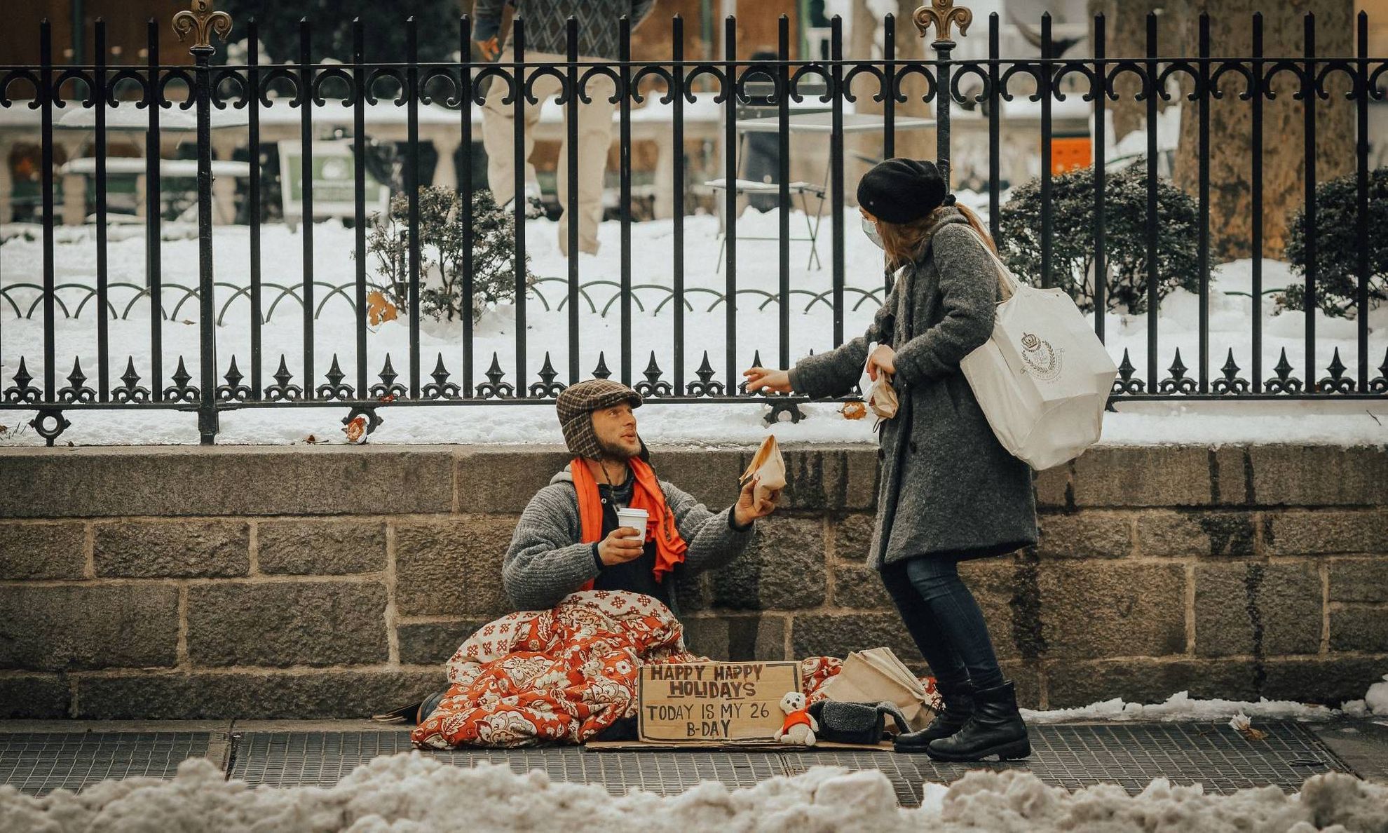Бездомный собирает на свой 26-й день рождения зимой