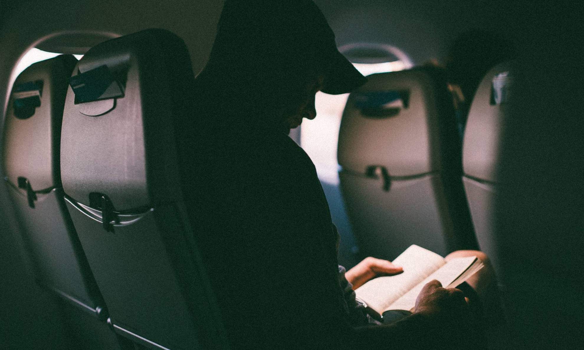 Парень с книгой в самолете