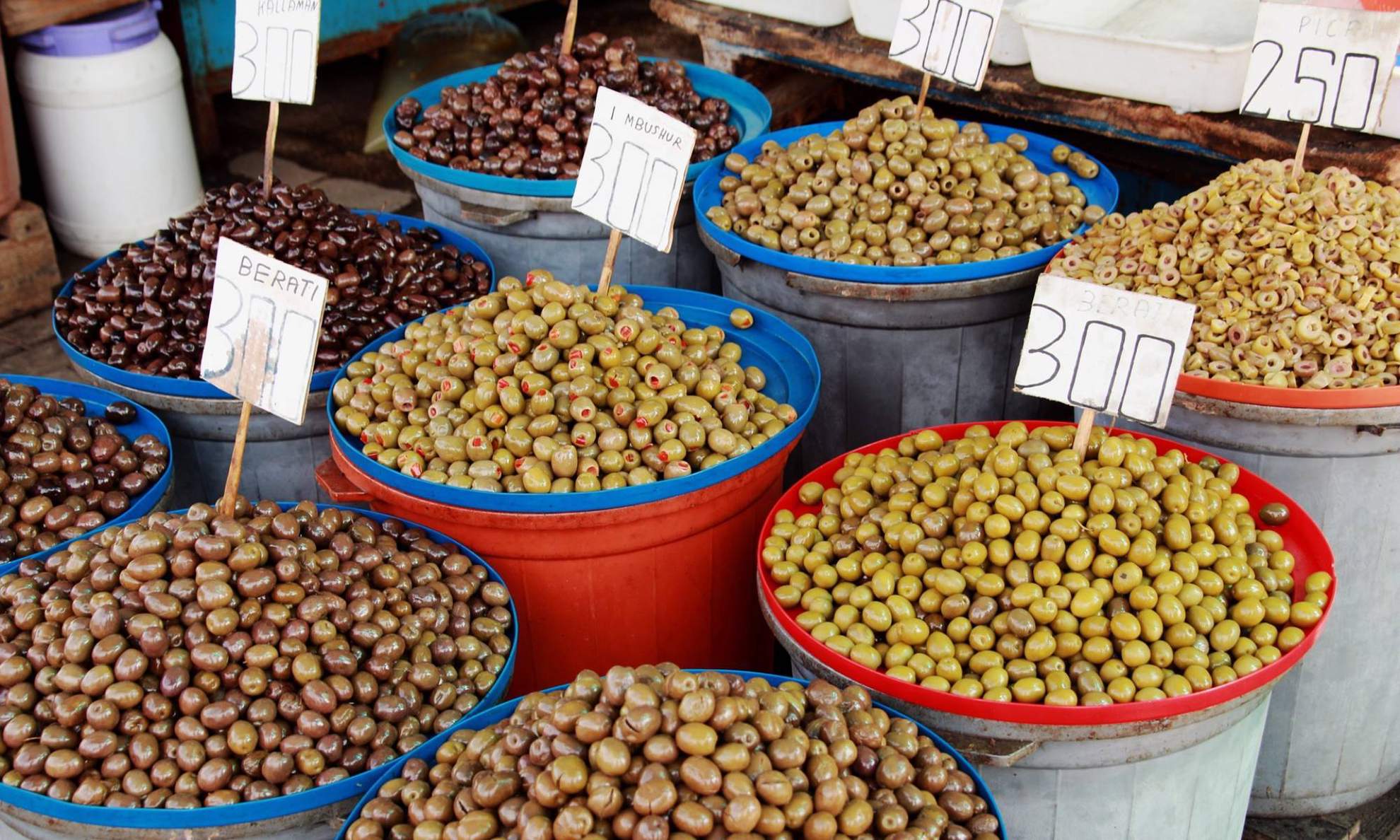 Оливки на рынке в Албании