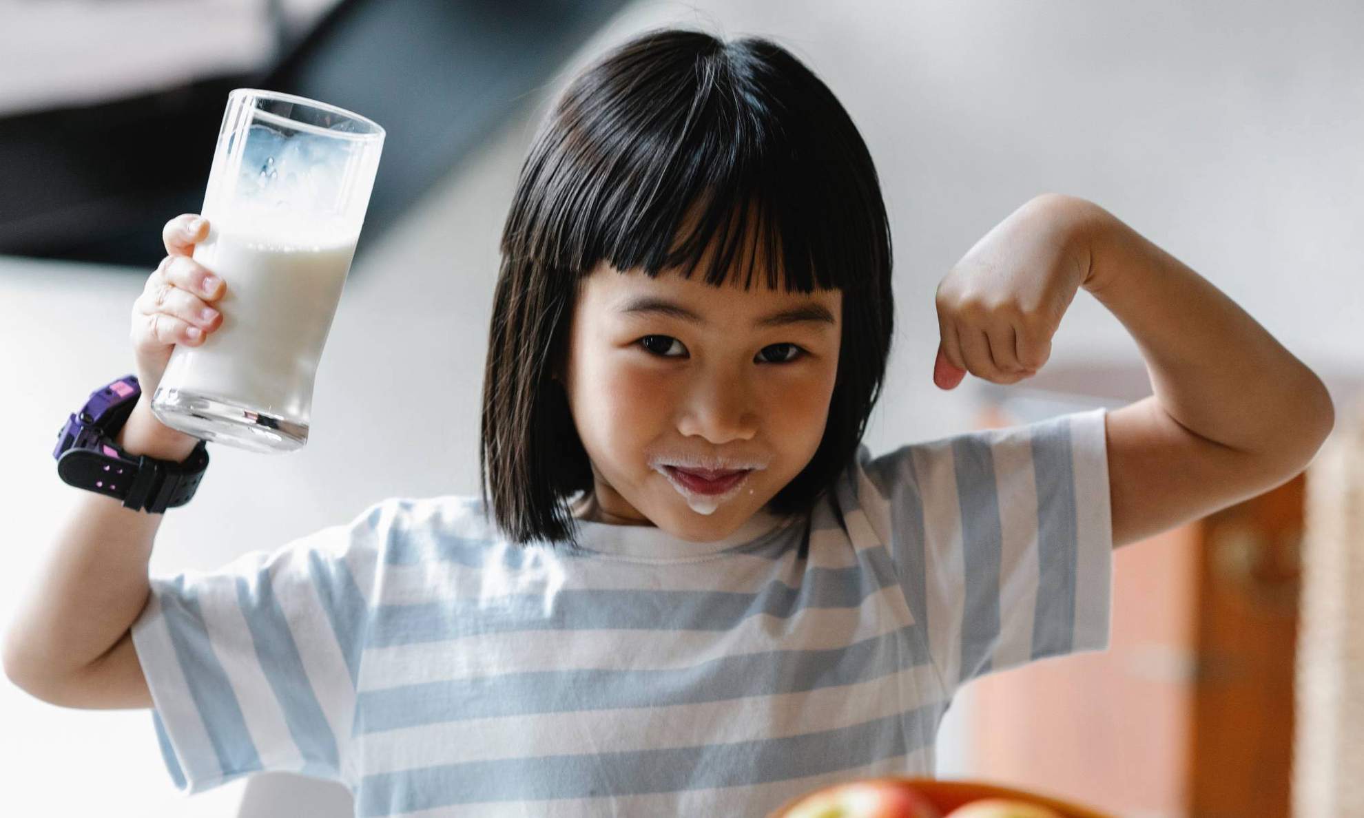Ребенок со стаканом молока