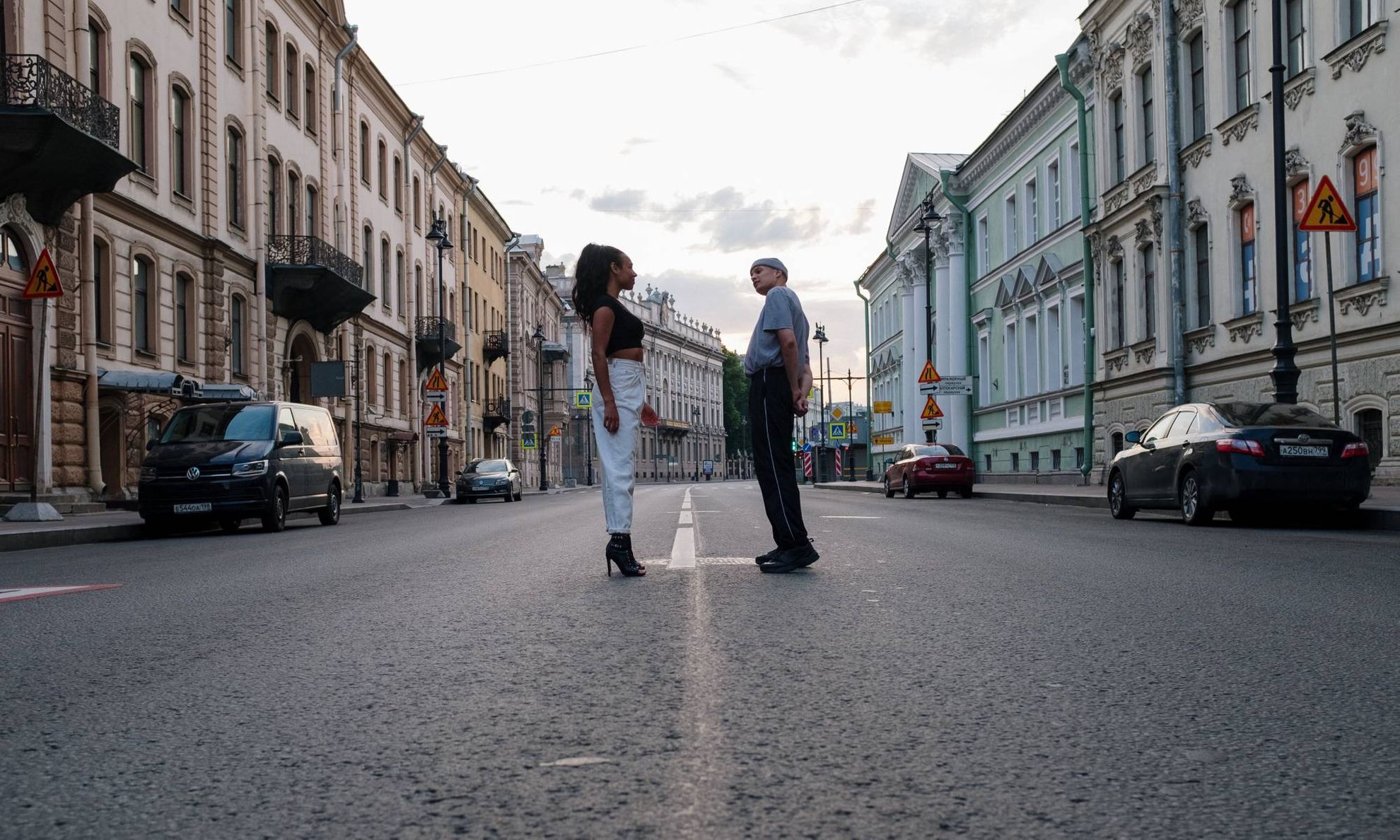 Парень и девушка на улицах Санкт-Петербурга Парень и девушка на улицах Санкт-Петербурга