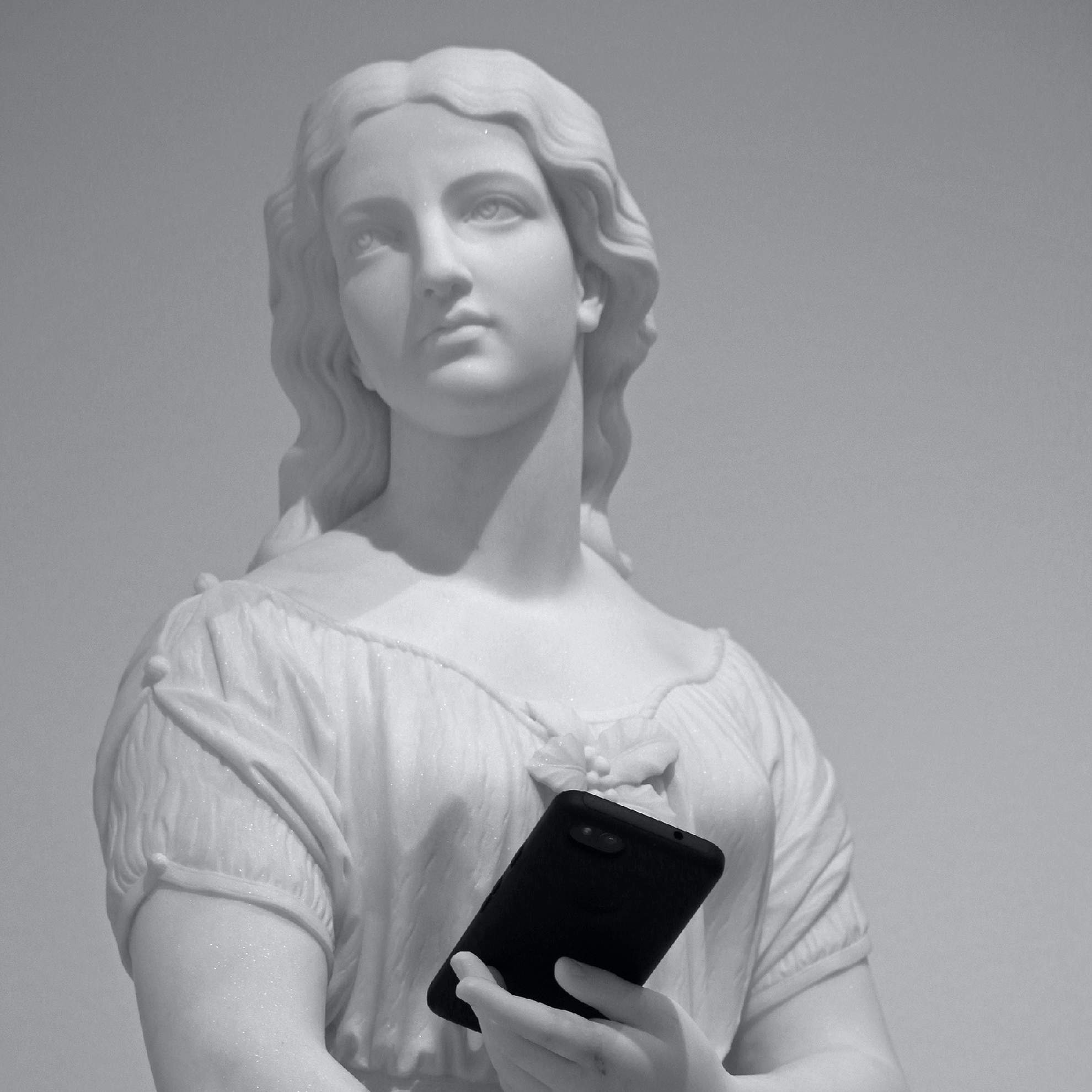 Статуя со смартфоном