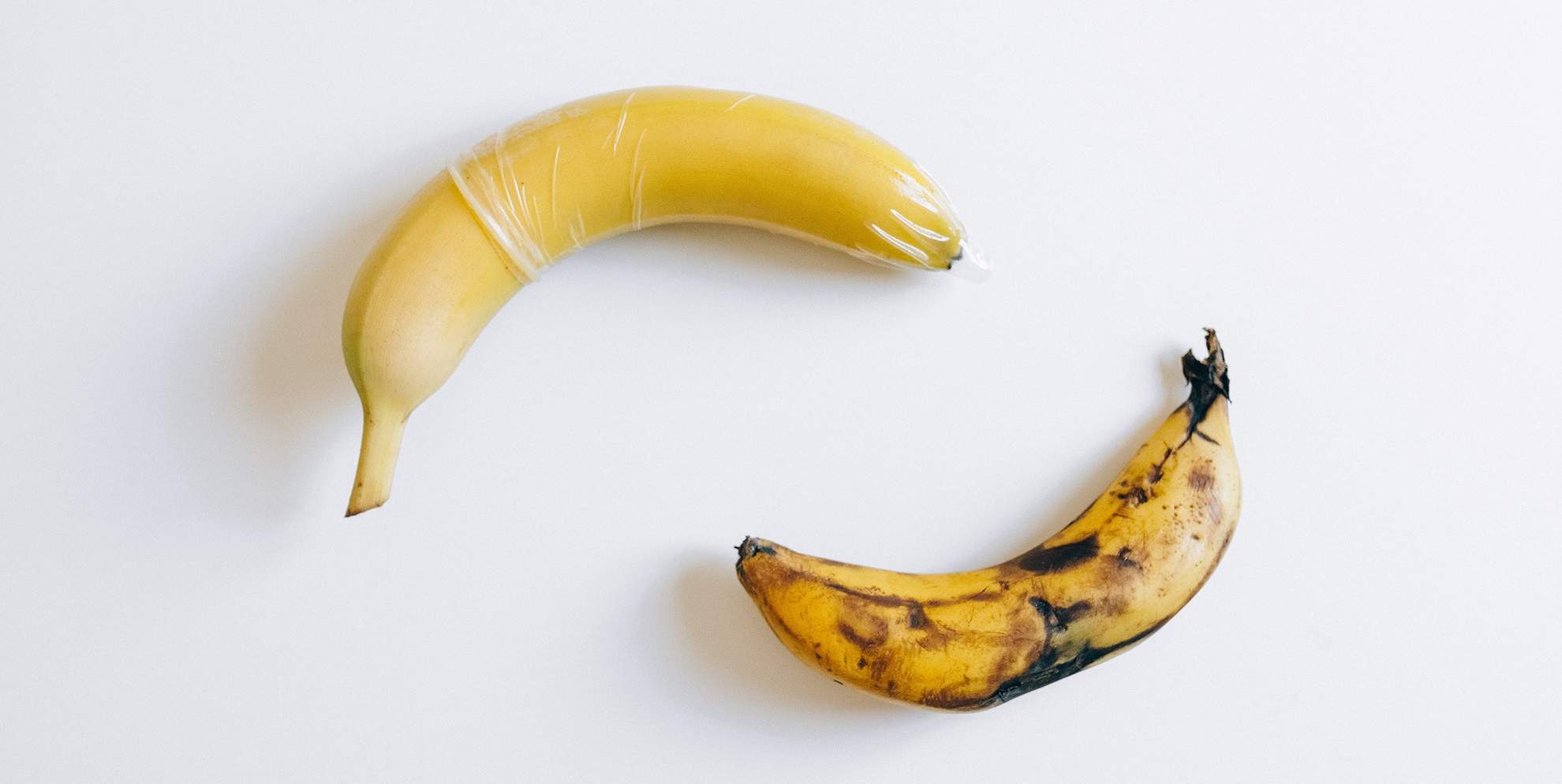 Бананы в презервативе