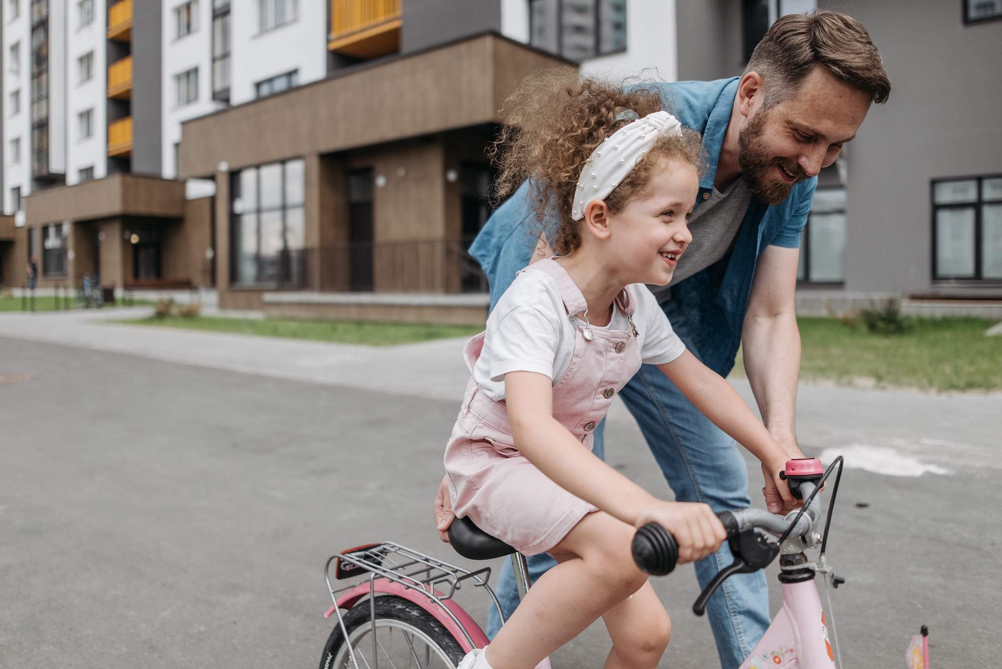 Отец и дочь на велосипеде