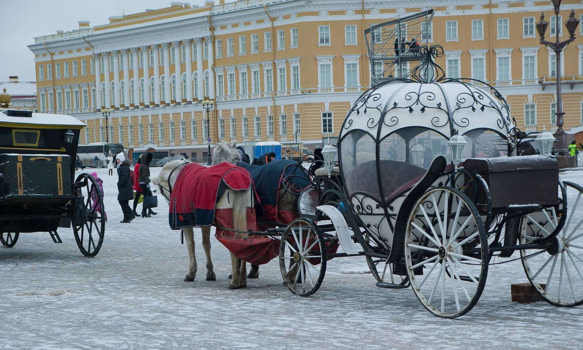 Карета в форме тыквы в Санкт-Петербурге, зима Карета в форме тыквы в Санкт-Петербурге, зима