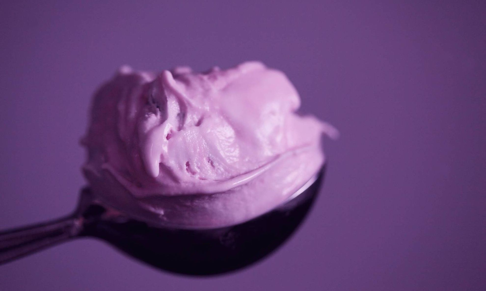 Фиолетовое мороженое на ложечке