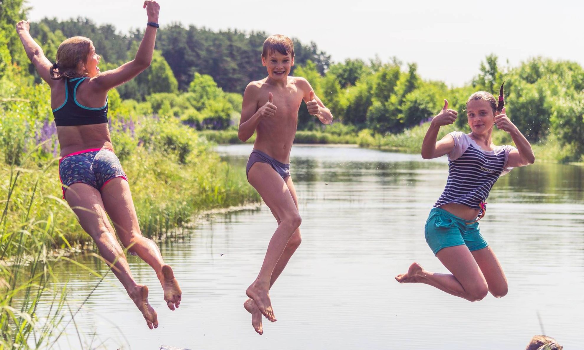 Дети прыгают в реку