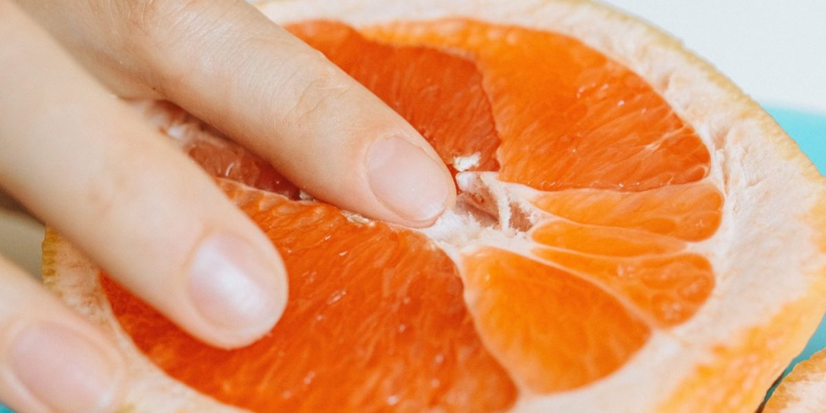 ГРейпфрут и женские пальцы