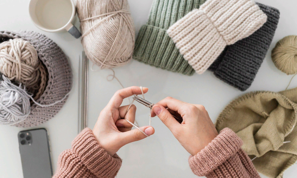 Вязание, шитье, вышивка: творческие хобби для женщин всех возрастов